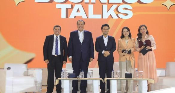 Wagub jatim emil elestianto dardak bersama pendiri ct corp chairul di acara lps financial festival 2.jpeg