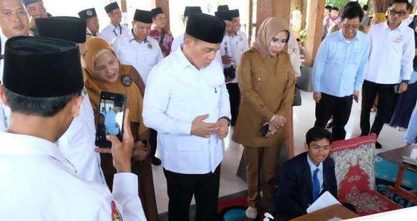 Wakil menteri agama wamenag romo hr muhammad syafii saat kunjungan ke sidoarjo 1754299395511 169.jpe