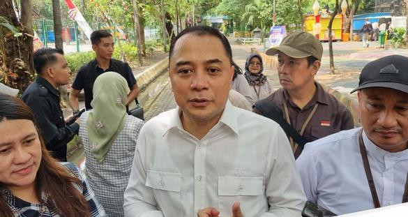 Wali kota surabaya eri cahyadi saat berkunjung ke kebun binatang surabaya 1754650755245 169.jpeg